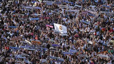 Tensión en Sevilla: Aficionados del Real Madrid queman la camiseta de este jugador del Barcelona Tensión en Sevilla: Aficionados del Real Madrid queman la camiseta de este jugador del Barcelona