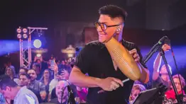 José Miguel Frías, el percusionista venezolano que brilla junto a grandes estrellas de la música