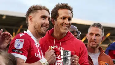 Wrexham de Ryan Reynolds consigue su tercer acenso y queda a un paso de la Premier League Wrexham de Ryan Reynolds consigue su tercer acenso y queda a un paso de la Premier League