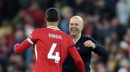 Arne Slot y Dijk hacen historia en Liverpool tras conquistar el campeonato 