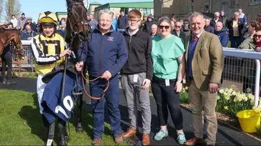 Ni el dueño la jugó: Yegua paga 300-1 e impone récord de un dividendo más alto en la historia del turf en Gran Bretaña Ni el dueño la jugó: Yegua paga 300-1 e impone récord de un dividendo más alto en la historia del turf en Gran Bretaña