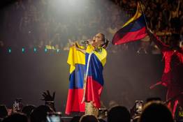 Le otorgan “cédula” venezolana a Olga Tañón