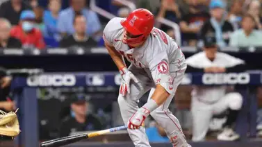 MLB: Angelinos contienen respiración ante pelotazo a Mike Trout MLB: Angelinos contienen respiración ante pelotazo a Mike Trout