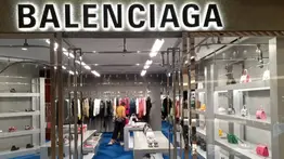 Balenciaga desata la polémica con su costoso vestido de “cartón”: este es su valor