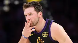 Luka Dončić irrumpe en el récord de los tripleros con un marzo histórico