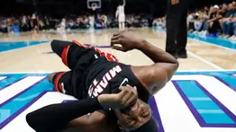 Incertidumbre en el Play-In: Bam Adebayo se lesiona la espalda en una polémica jugada