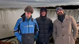 Hijos de Ricky Martin conquistan corazones en su llegada a Argentina