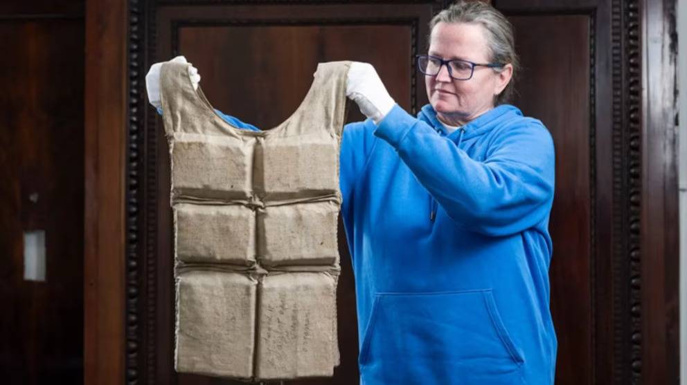Así es el chaleco salvavidas del Titanic que subastaron por casi un millón de dólares Así es el chaleco salvavidas del Titanic que subastaron por casi un millón de dólares