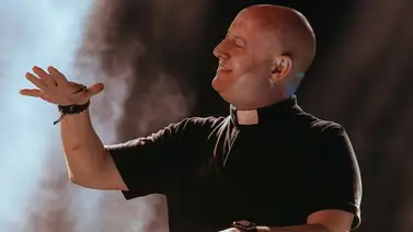 El cura DJ que transformó un homenaje al papa Francisco en una disco El cura DJ que transformó un homenaje al papa Francisco en una disco
