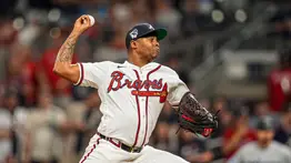 Pausa forzada para Raisel Iglesias: los Bravos pierden a su cerrador estelar