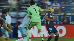 Final de furia en Segunda: tres expulsados y una agresión que empaña el fútbol español