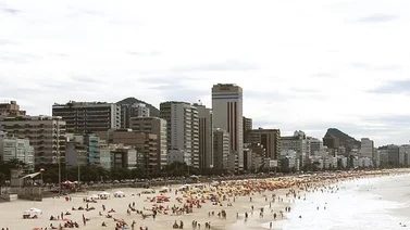 ¡Marea inesperada! Ola gigante sorprende a bañistas en la playa de Leblon en Río de Janeiro