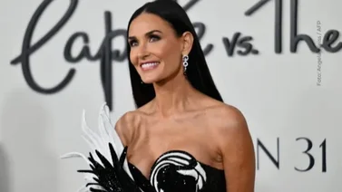 ¡Diablos sesentona! Demi Moore sube la temperatura al "tongonearse" en diminuto traje de baño (+Video)