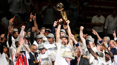 NBA: Ex campeón de la liga presume su trofeo Larry O'Brien en el Gran Premio de Miami