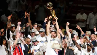 NBA: Ex campeón de la liga presume su trofeo Larry O'Brien en el Gran Premio de Miami NBA: Ex campeón de la liga presume su trofeo Larry O'Brien en el Gran Premio de Miami