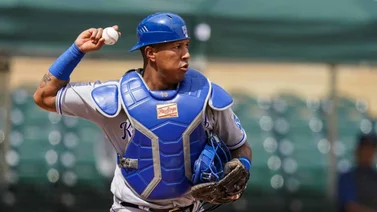 MLB: Salvador Pérez castiga a un compatriota en intento de robo (+Video)