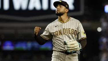 MLB: ¡No pierde el enfoque! Robert Suárez empata nuevamente la cima de rescates con este cerrojo (+video)