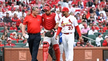 MLB: ¡Alarma total! Willson Contreras recibe este fuerte golpe y es retirado del choque (+video)