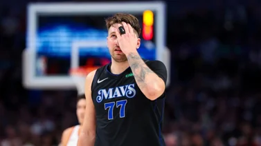 NBA: ¡Innecesario! Un fanático le roba el balón a Luka Doncic en pleno partido y así reacciona (+video)