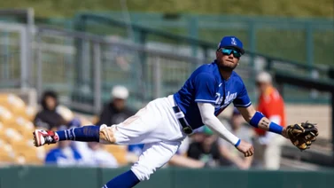 MLB: ¡Defensa segura! Mira el incríble out que realiza Miguel Rojas 