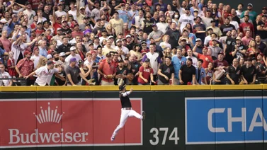 MLB: ¡Parece mentira! vea la alucinante atrapada de Lourdes Gurriel de espaldas al home (+video)  