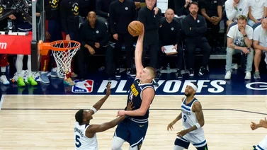 NBA Playoffs: ¡Ver para creer! Nikola Jokic demostró que también sabe volcar la pelota (+Video)