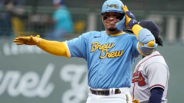 MLB: ¡Insólito! William Contreras vive este momento incómodo con esta fan de Milwaukee (+video)