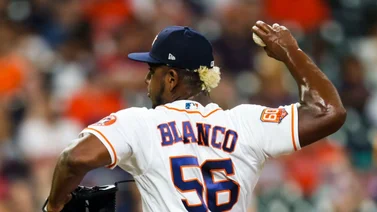 MLB: ¡Lo descubrieron! Ronel Blanco es expulsado por usar una sustancia extraña (+Video)