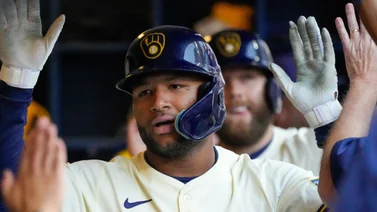 MLB: Jackson Chourio saca a Martín Pérez del juego con bestial cuadrangular (+Video)