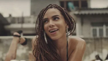 Anitta demuestra cuál es el mejor bikini para tomar sol en la playa y en la piscina (+Picantes fotos)