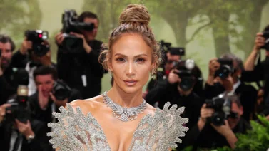 ¡Imposible no derretirse! Jennifer López muestra cómo luce su abdomen a los 54 años (+Hot fotos)