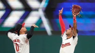 MLB: Andrés Giménez y Brayan Rocchio protagonizan jugada de película (+Video)