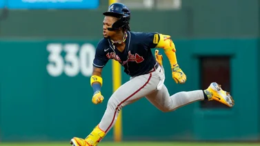 MLB: ¡A correr! Mira cómo Ronald Acuña Jr. pega su primer triple de la zafra (+Video)