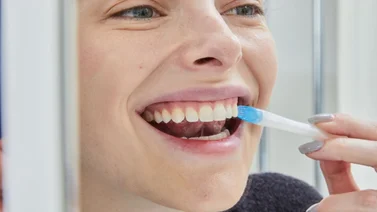 ¿Cómo blanquear los dientes en casa de forma natural?
