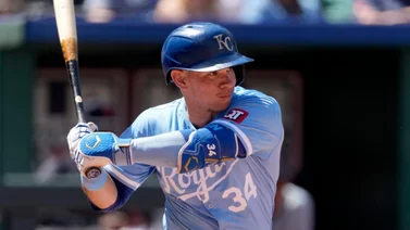 MLB: Freddy Fermín da la campanada y supera a Salvador Pérez en este registro