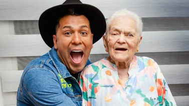 El cantante Bandy causa furor en redes sociales como "#ElNietoDeMamaina"