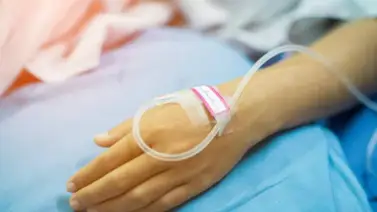 Actriz de Netflix está al borde de la muerte tras caer de un quinto piso Actriz de Netflix está al borde de la muerte tras caer de un quinto piso