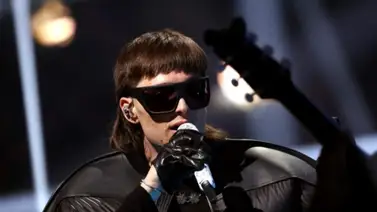 Peso Pluma salió con las tablas en la cabeza tras su concierto fallido en Chicago Peso Pluma salió con las tablas en la cabeza tras su concierto fallido en Chicago