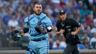 MLB: Alejandro Kirk encabeza a los latinos en esta importante estadística defensiva
