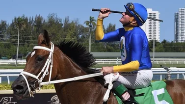 Mira como regresó un gran jockey Hall de la Fama en este hipódromo de Estados Unidos