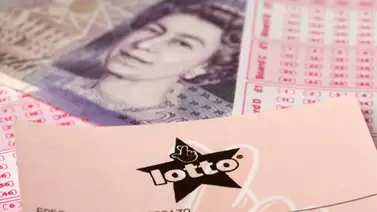 Madre británica gana premio millonario en la lotería, pero no quiere gastarlo Madre británica gana premio millonario en la lotería, pero no quiere gastarlo