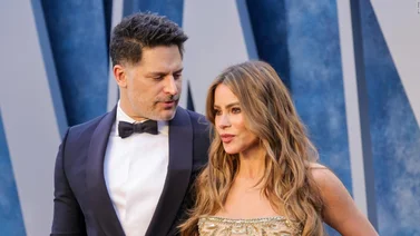 Exmarido de Sofía Vergara aparece con una guapa mujer vestida de blanco