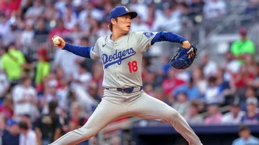 MLB: Yoshinobu Yamamoto con los reflejos de un samurái saca este out (+Video)