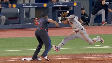 MLB: José Ramírez sufre lesión en el tobillo tras aparatosa jugada en primera (+Video)
