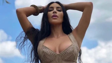 Kim Kardashian posó de espaldas y casi muestra su enorme retaguardia 