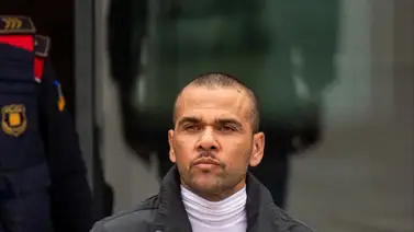 Dani Alves sale de comisaría. / Foto: AP Dani Alves sale de comisaría. / Foto: AP