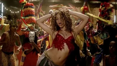 Shakira celebra los 20 años de su éxito “Hips Don’t Lie” con una majestuosa presentación 