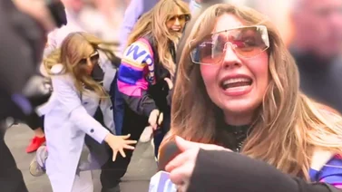 El viral tropiezo de una reportera de Univisión frente a Thalía (+Video)