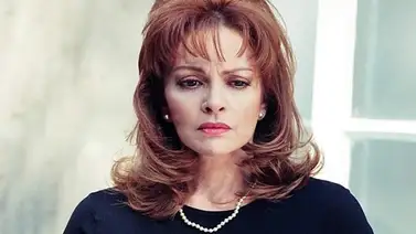 Lupita Ferrar deja al descubierto sus hombros en el estreno de "Velvet: el nuevo imperio" Lupita Ferrar deja al descubierto sus hombros en el estreno de "Velvet: el nuevo imperio"