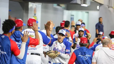LVBP: Este fue el primer pelotero de Tiburones en darle la bienvenida a Gregorio Petit (+Video)